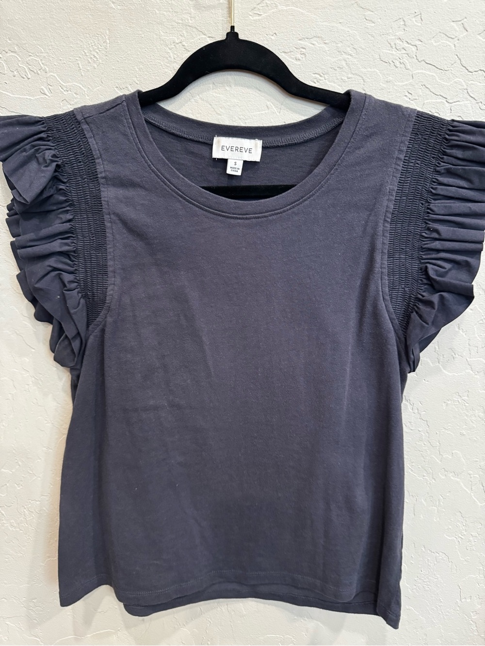 Evereve Ruffle Sleeve Short Sleeve Tee in Charcoal